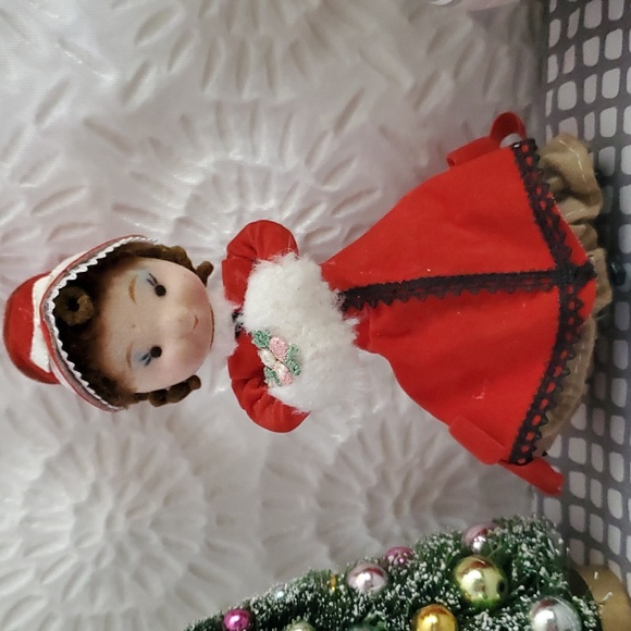 Vintage  Christmas Decor 50s Velvet Dressed Victorian Christmas Caroler - Picture 4 of 9